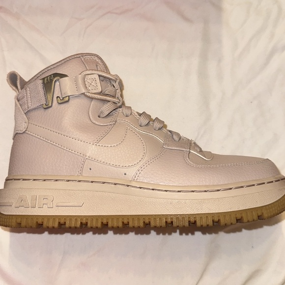 Nike Air Force 1 Utility 2.0
Fossil Stone (Women's)
Women’s size 8 - Picture 6 of 7